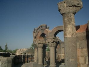 le colonne dells chiesa di Zvartnots