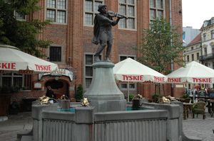 la fontana del violinista e delle rane